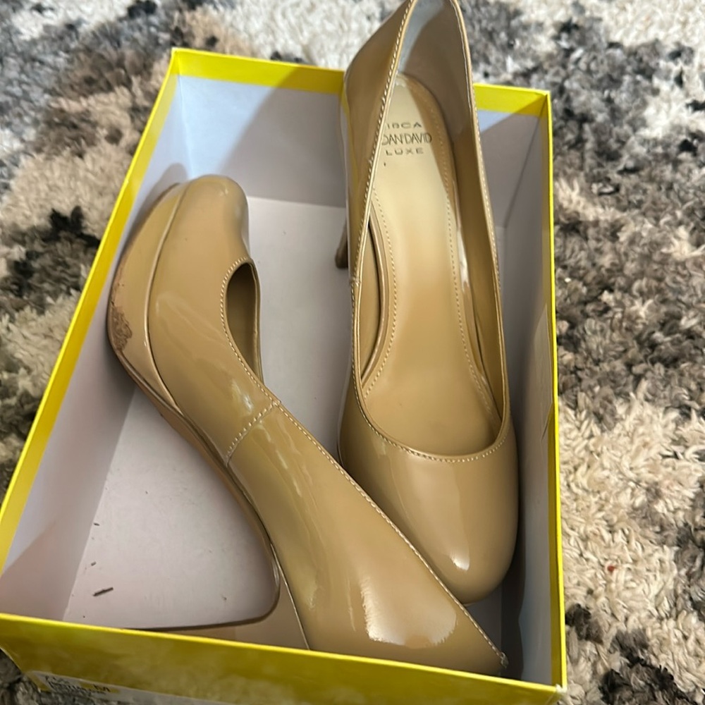 Nude heel pumps